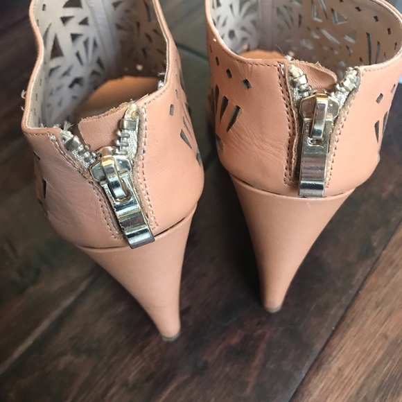 *SOLD* Artelier Nicole Miller Nude Cut Out Wedges - Picture 5 of 7